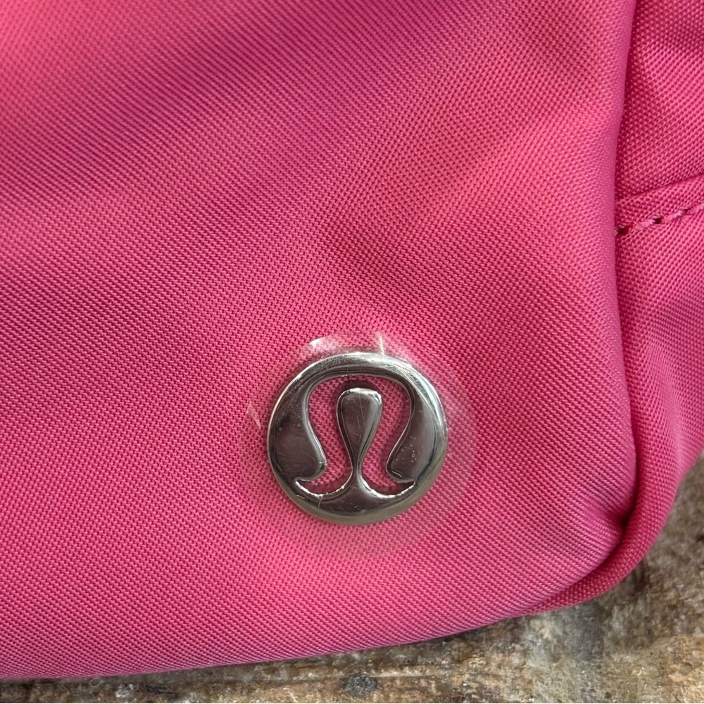 NWT Lululemon Everywhere Belt Bag In Raspberry Coulis - Picture 3 of 8